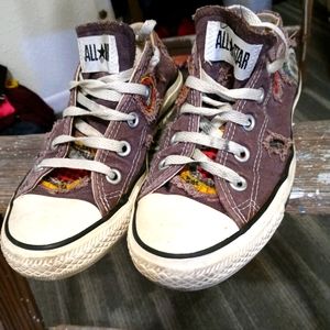 Cool converse kicks!